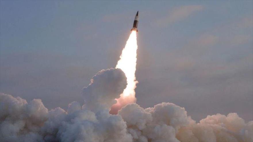 Lanzamiento de un misil guiado táctico norcoreano desde un lugar no revelado, 17 de enero de 2022. (Foto: Reuters)