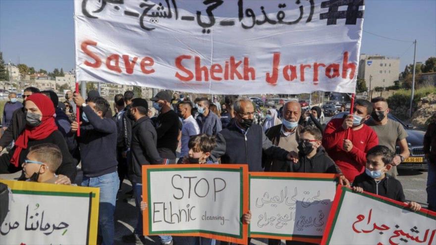 Familias palestinas en el barrio Sheij Yarrah en Al-Quds participan en una manifestación en protesta contra los desalojos forzados.