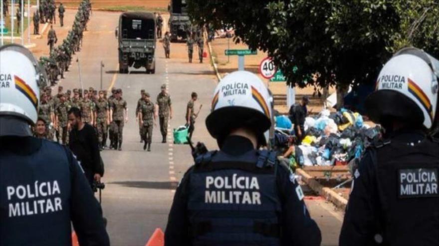Policía y Ejército brasileño intentan proteger la sede de la Presidencia en Brasilia, la capital de Brasil, 9 de enero de 2023. 