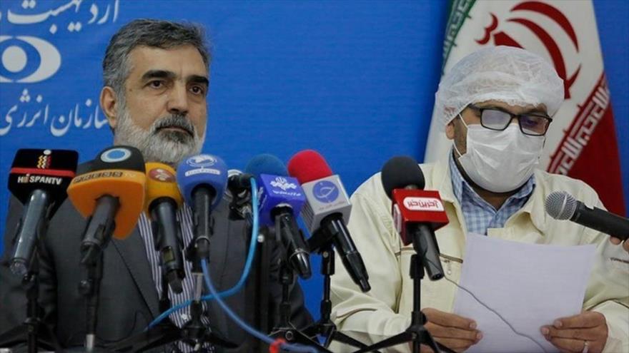 El portavoz de la Organización de Energía Atómica de Irán (OEAI), Behruz Kamalvandi (izda.), en una rueda de prensa. 