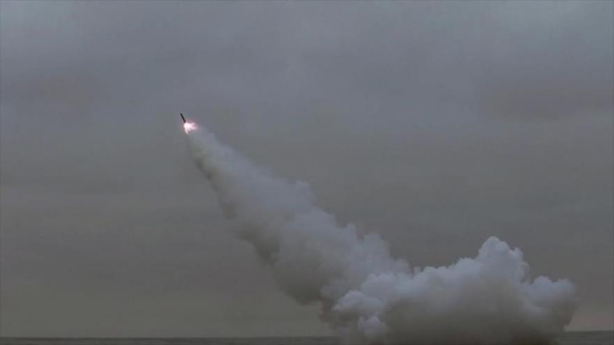 Momento de lanzamiento de dos misiles de crucero por parte de Corea del Norte desde un submarino hacia el mar de Japón, 13 de marzo de 2023. (Foto: KCNA)