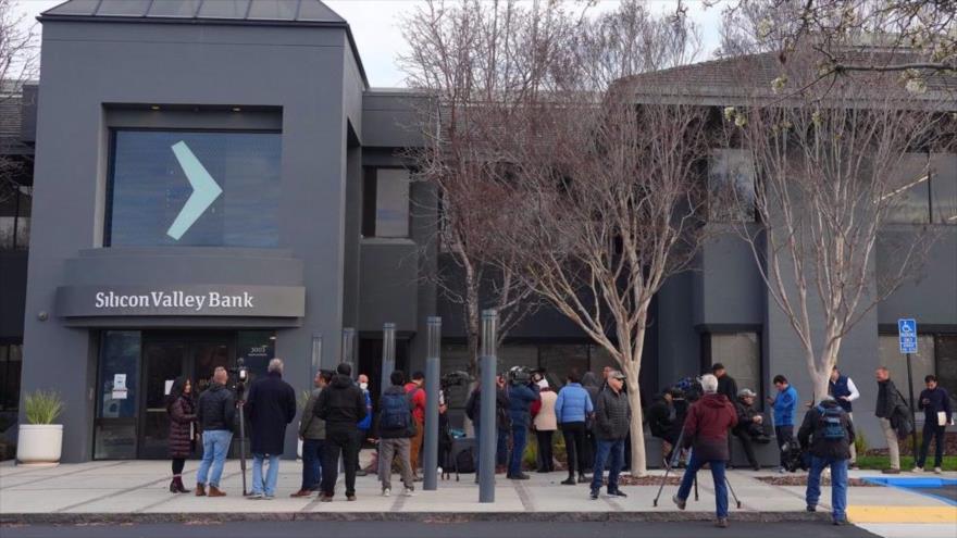 Los clientes esperan afuera del Silicon Valley Bank en Santa Clara, California, EE.UU., 15 de marzo de 2023. 
