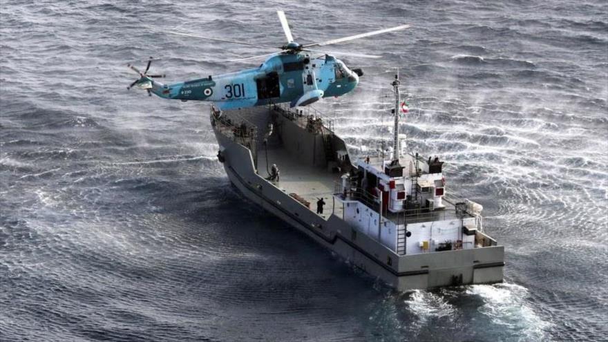 Un buque de guerra y un helicóptero en un ejercicio naval conjunto de Irán, China y Rusia en el océano Índico, 20 de enero de 2022. (Foto: Reuters)