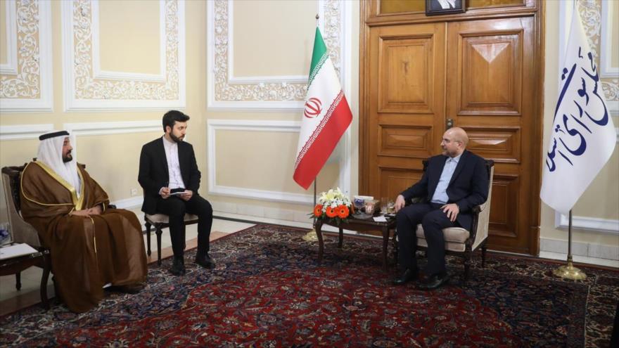 El presidente del Parlamento iraní, Mohamad Baqer Qalibaf (dcha.), y el embajador emiratí, Saif Mohamed Obaid Jasem Al Zaabi, Teherán, 15 de marzo de 2023. (Foto: Icana)