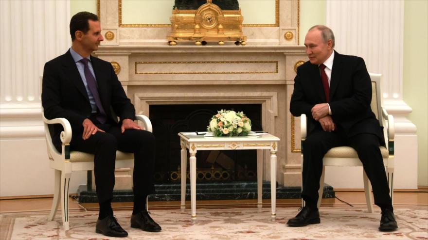 El presidente ruso, Vladímir Putin (dcha.) y su homólogo sirio, Bashar al-Asad, en Moscú, la capital de Rusia, 15 de marzo de 2023.