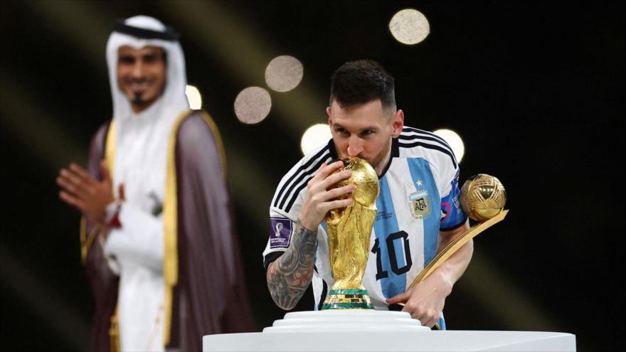 El futbolista argentino Lionel Messi besa la Copa del Mundo, Catar, 18 de diciembre de 2022.
