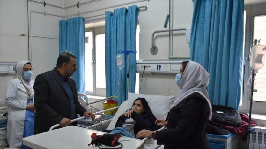 Presidente de la Universidad de Ciencias Médicas de Tabriz (noroeste de Irán) visita a alumnos hospitalizados, 5 de marzo de 2023. (Foto: FARS)