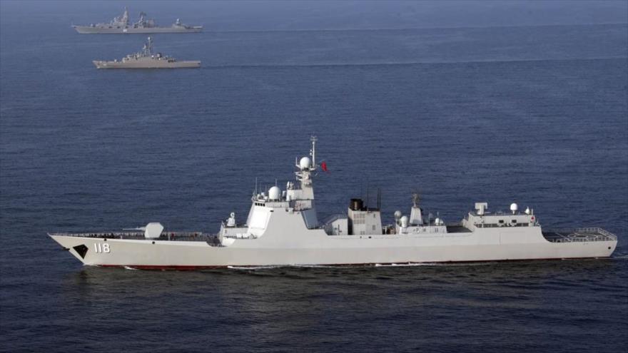 Buques navegan en el mar de Omán durante los ejercicios navales conjuntos de Irán, Rusia y China, 28 de diciembre de 2019. 
