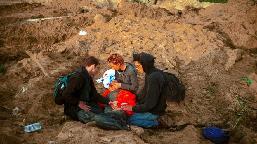 La activista pro palestina Rachel Corrie pierde la vida tras ser atropellada por una excavadora israelí en Gaza, 16 de marzo de 2003.