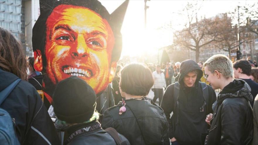 Manifestantes franceses protestan contra polémica reforma de pensiones del Gobierno en París, 15 de marzo de 2023.