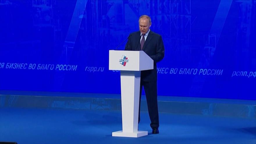 Putin celebra frutos de la nueva economía de Rusia y pide inversión
