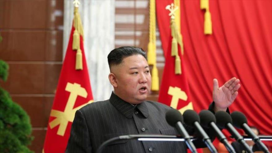 El líder de Corea del Norte, Kim Jong-un, habla durante una reunión en Pyongyang (capital), 5 de julio de 2021.