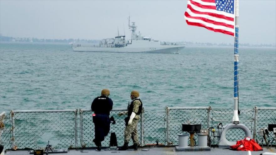 Fuerzas de EEUU observan desde el destructor USS Ross al buque OPV Trent británico en maniobras de OTAN en el mar Negro, 7 de julio de 2021. (Foto: AP)