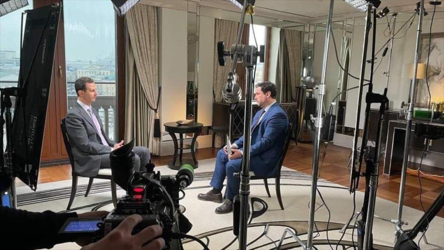 El presidente sirio, Bashar al-Asad (izda.), durante una entrevista con el canal ruso RT en Moscú, 16 de marzo de 2023.
