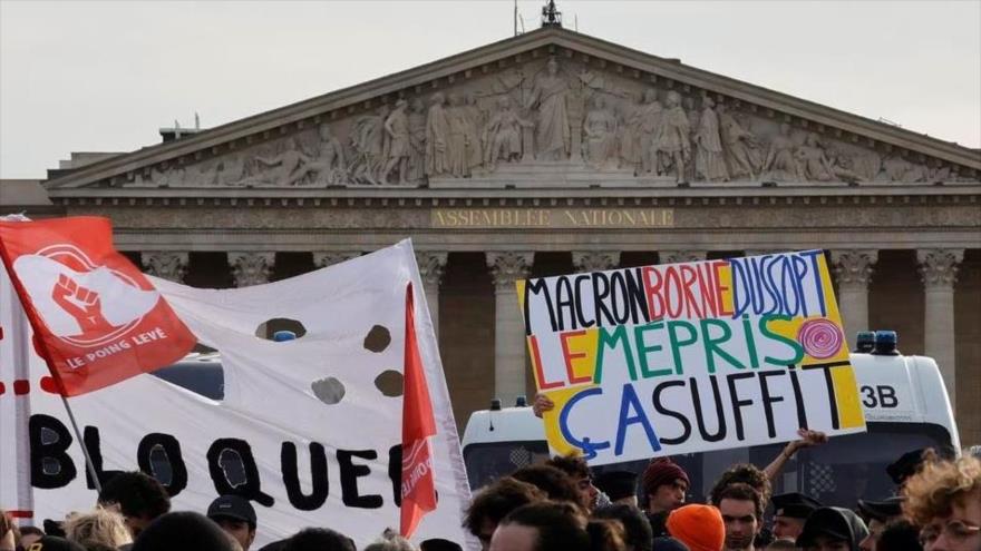 Macron se enfrenta a moción de censura por su reforma jubilatoria | HISPANTV