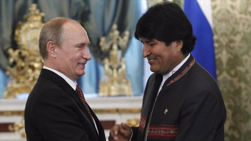 El presidente ruso, Vladímir Putin (izda.), y su entonces par boliviano, Evo Morales, julio de 2019.