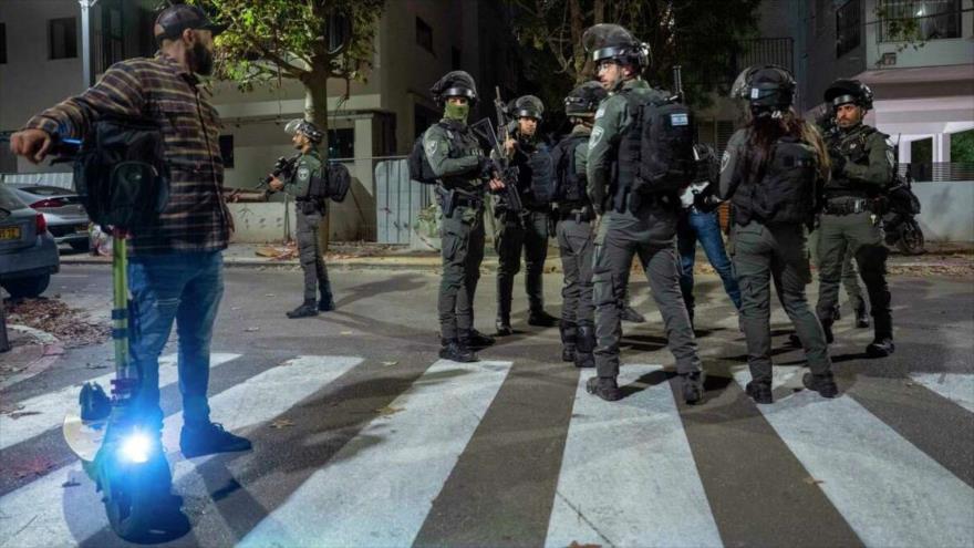 Militares israelíes buscan a un palestino tras un supuesto ataque de represalia en Tel Aviv, 9 de marzo de 2023. (Foto: AP)