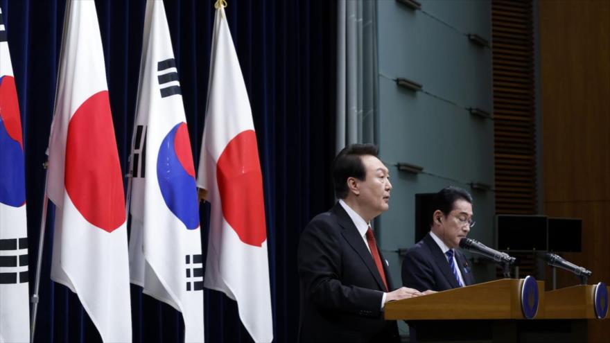 El presidente surcoreano, Yoon Suk-yeol (izda.), y el premier nipón, Fumio Kishida, en una rueda prensa conjunta, Tokio, 16 de marzo de 2023.