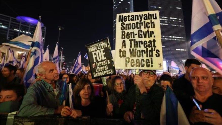 Manifestantes israelíes asisten a una manifestación contra el gabinete de Netanyahu en Tel Aviv, 21 de enero de 2023. (Foto: AFP)