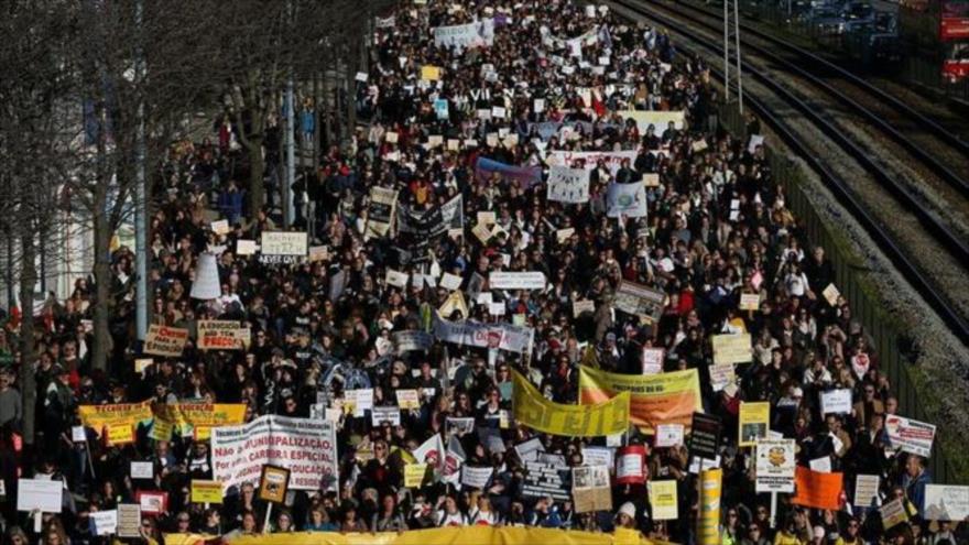 Miles de manifestantes toman las calles de Lisboa contra los altos costos de la vida, 18 de marzo de 2023.