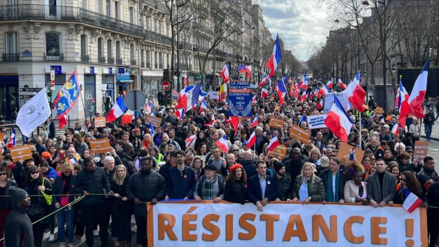 Manifestantes en París exigen la salida de Francia de la UE y la OTAN, 18 de marzo de 2023. (Foto: Twitter)