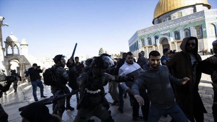 Militares israelíes atacan a palestinos en un patio de la sagrada Mezquita Al-Aqsa en Al-Quds.