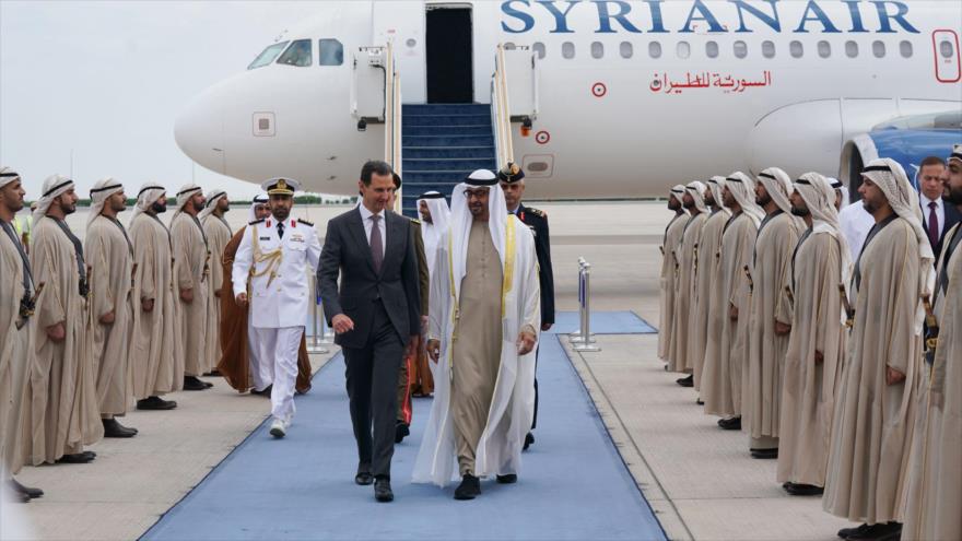 Mandatario sirio, Bashar al-Asad (izda.), y el presidente de Emiratos Árabes Unidos, Muhamad bin Zayed Al Nahyan, Abu Dabi, 19 de marzo de 2023. (Foto: SANA)