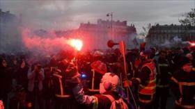 Autoridades francesas prohíben manifestaciones y miles las desafían