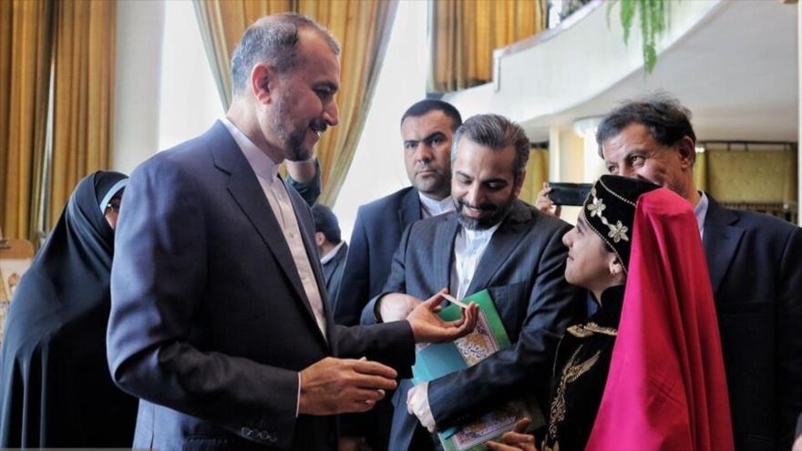 El canciller iraní, Hosein Amir Abdolahian, habla en la festividad del Noruz, con la presencia de los diplomáticos extranjeros en Teherán, 17 de marzo de 2023.