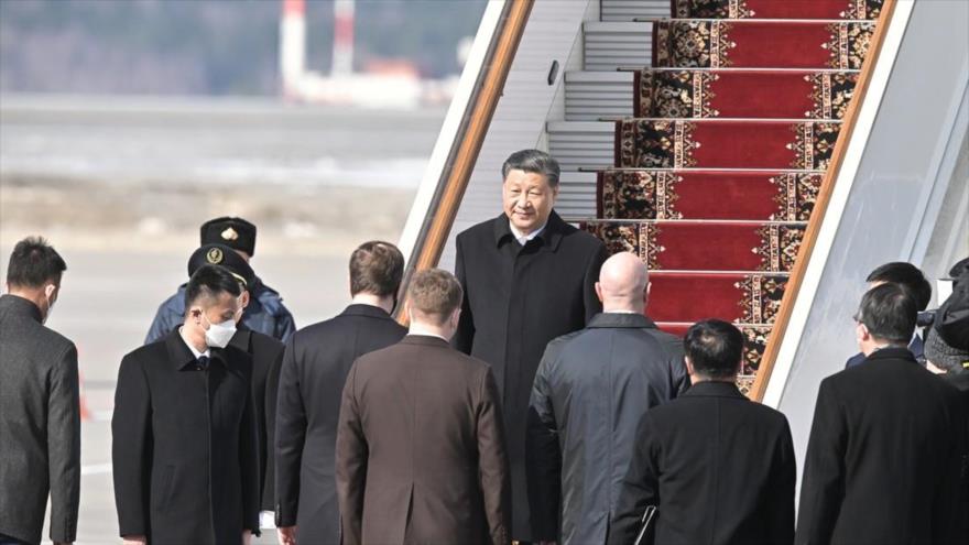 El presidente chino, Xi Jinping, aterriza en Moscú (capital ruso) y es recibido por funcionarios rusos, 20 de marzo de 2023. (Foto: Sputnik)