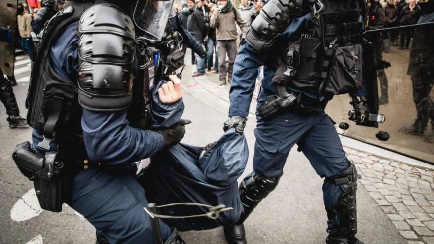 Dos policías franceses detienen con violencia a un manifestante antiguberamental, marzo de 2023.