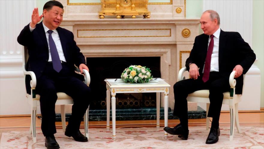 Presidente chino, Xi Jinping (izda.), y su par ruso, Vladímir Putin, Moscú, 20 de marzo de 2023. (Foto: AP)