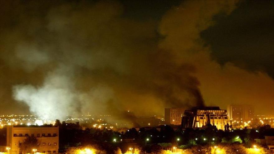 Humo se eleva tras los ataques aéreos de EE.UU. contra palacio presidencial en Bagdad, capital de Irak, el 21 de marzo de 2003. (Foto: Reuters)