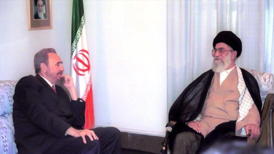 El Líder de Irán, Seyed Ali Jamenei (dcha.), y el líder de la Revolución cubana, Fidel Castro, Teherán, 9 de mayo de 2001. (Foto: Khamenei.ir)
