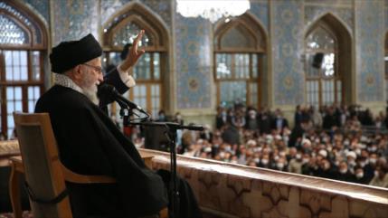 Líder de Irán urge desdolarización y cambio fundamental de economía