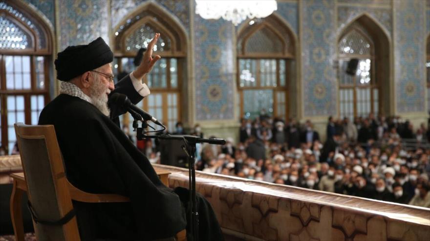 Líder de Irán urge desdolarización y cambio fundamental de la economía