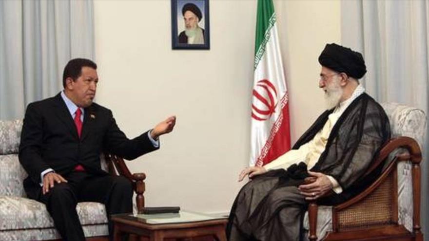 El Líder de Irán, ayatolá Seyed Ali Jamenei, se reúne en Teherán con el entonces presidente venezolano Hugo Chávez, 6 de septiembre de 2009.