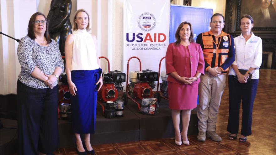 La Presidenta de Perú, Dina Boluarte, durante la ceremonia de donación de motobombas de parte de la Agencia de los Estados Unidos para el Desarrollo Internacional (USAID).