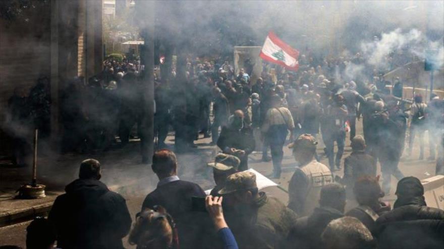 Vídeo: Fuerzas libanesas chocan con manifestantes en Beirut