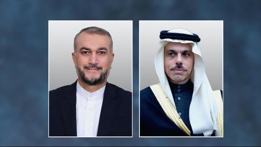 Hosein Amir Abdolahian (izda.) y Faisal bin Farhan Al-Saud, los ministros de Exteriores de Irán y Arabia Saudí, en este orden.