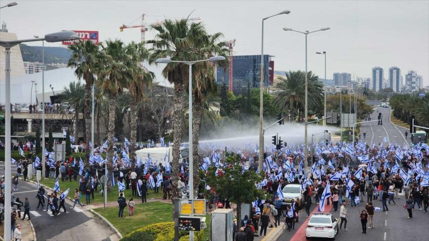 Masivas protestas contra Netanyahu: manifestantes golpean un ministro