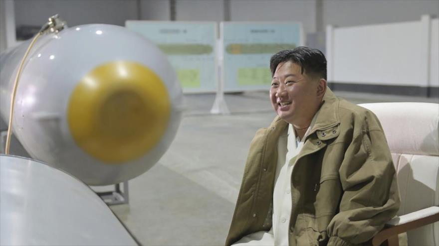 El líder norcoreano, Kim Jong-un, inspecciona un presunto dron submarino nuclear probado en Hamgyong del Sur. (Foto: KCNA)