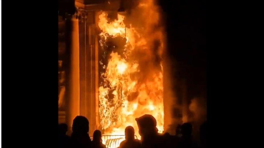 Manifestantes franceses queman entrada de Ayuntamiento de Burdeos | HISPANTV
