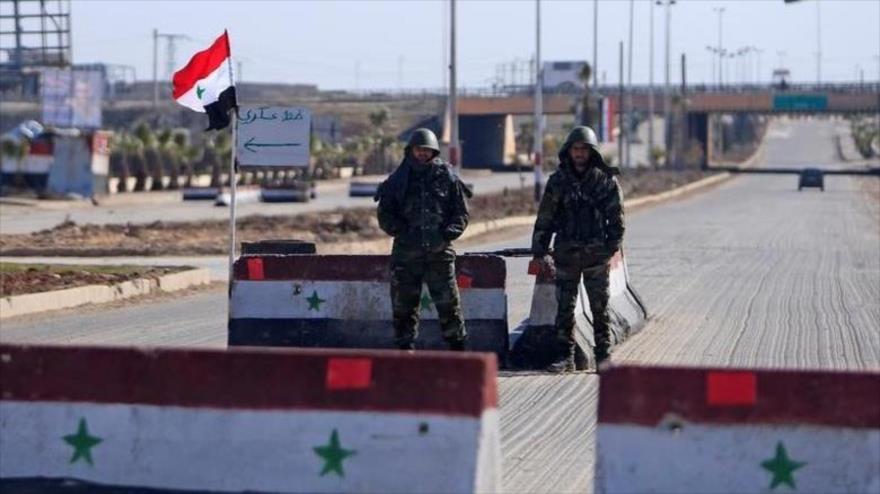 Soldados del ejército sirio manejan un puesto de control a lo largo de una carretera en Alepo,1 de febrero de 2017.