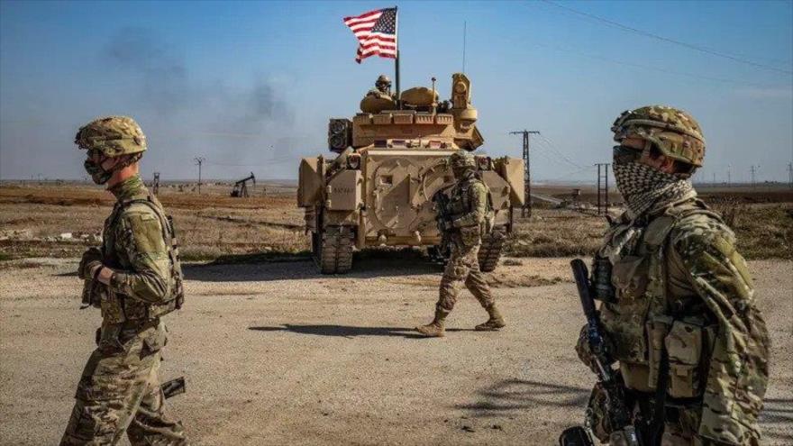 Soldados estadounidenses patrullan por los campos petroleros en Al-Hasaka, en el noreste de Siria, 13 de febrero de 2021. (Foto: AFP)