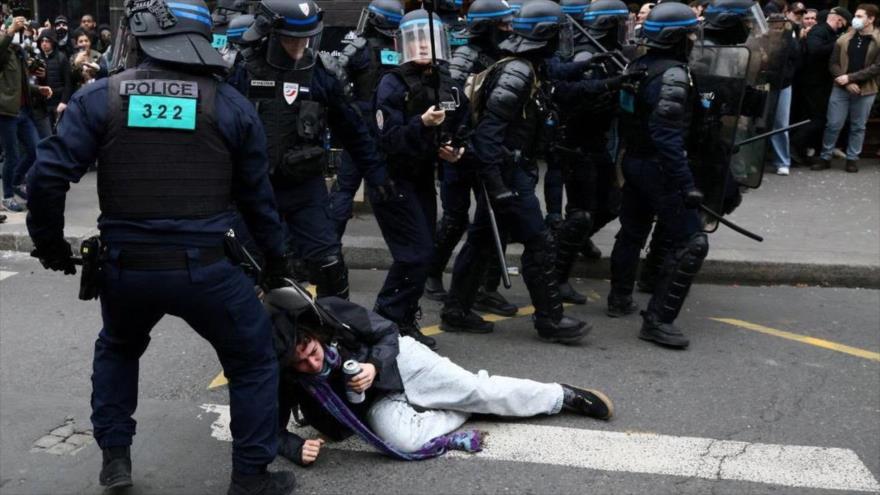 Policía arrastra a manifestante en París, 23 de marzo de 2023. (Foto: Reuters)