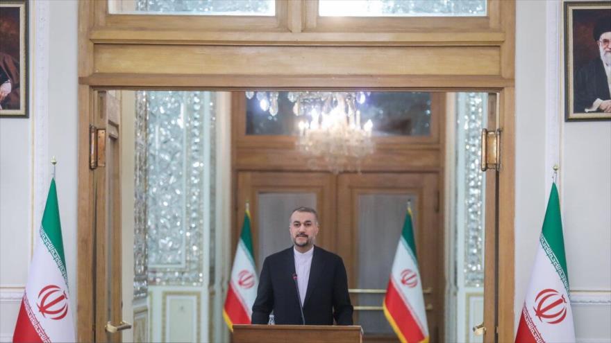 El canciller iraní, Hosein Amir Abdolahian, habla con la prensa, Teherán, 23 de noviembre de 2022. (Foto: Mehrnews)