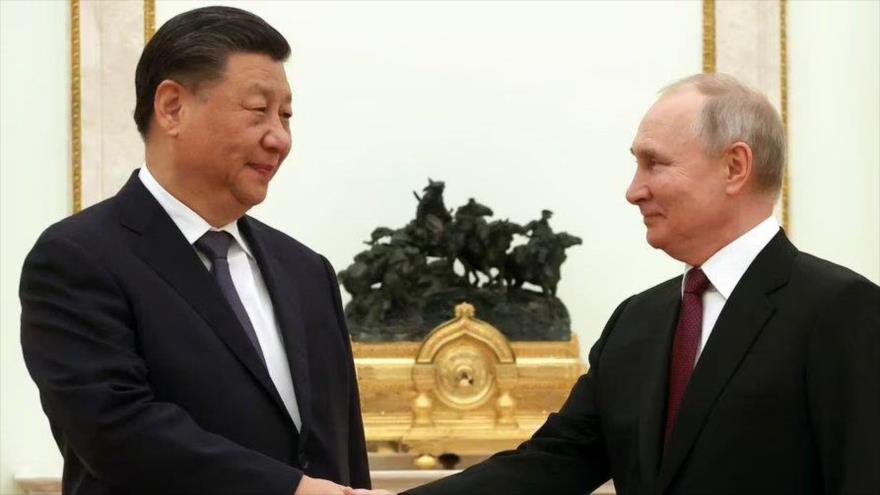 El presidente de China, Xi Jinping, saluda a su par ruso, Vladimir Putin, durante la visita a Moscú. (Foto: AP)
