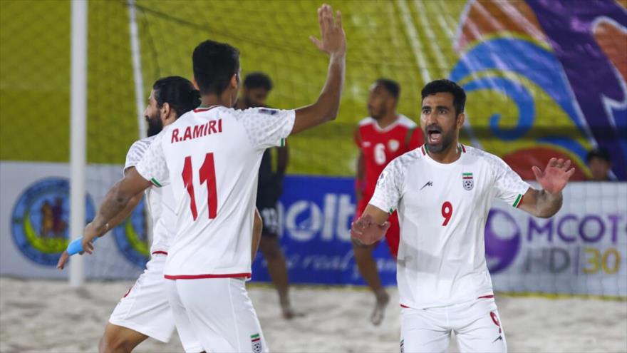 La selección nacional de fútbol playa de Irán celebran su victoria ante Omán en la Copa Asiática, Tailandia, 25 de marzo de 2023.