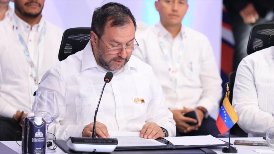 El canciller de Venezuela, Yván Gil, habla durante la 28.ª Cumbre Iberoamericana en la República Dominicana, 25 de marzo de 2023.